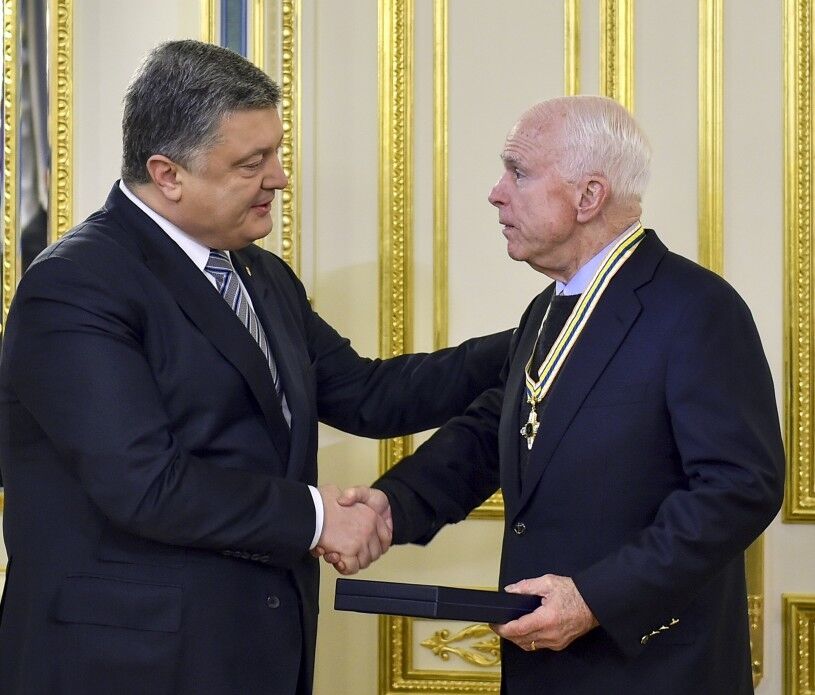 За помощь в борьбе: американские друзья Украины получили награды от Порошенко