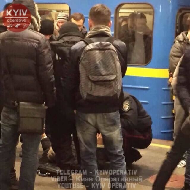 "Другий день народження": у Києві пасажири метро врятували чоловіка, який впав під вагон потяга