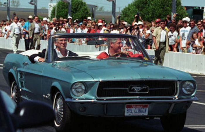 Автомобиль Ford Mustang.