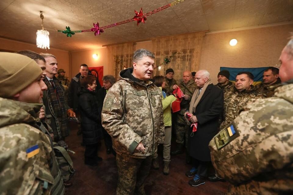 Порошенко поехал в зону АТО, чтобы поздравить украинских морпехов с Новым годом: опубликованы фото