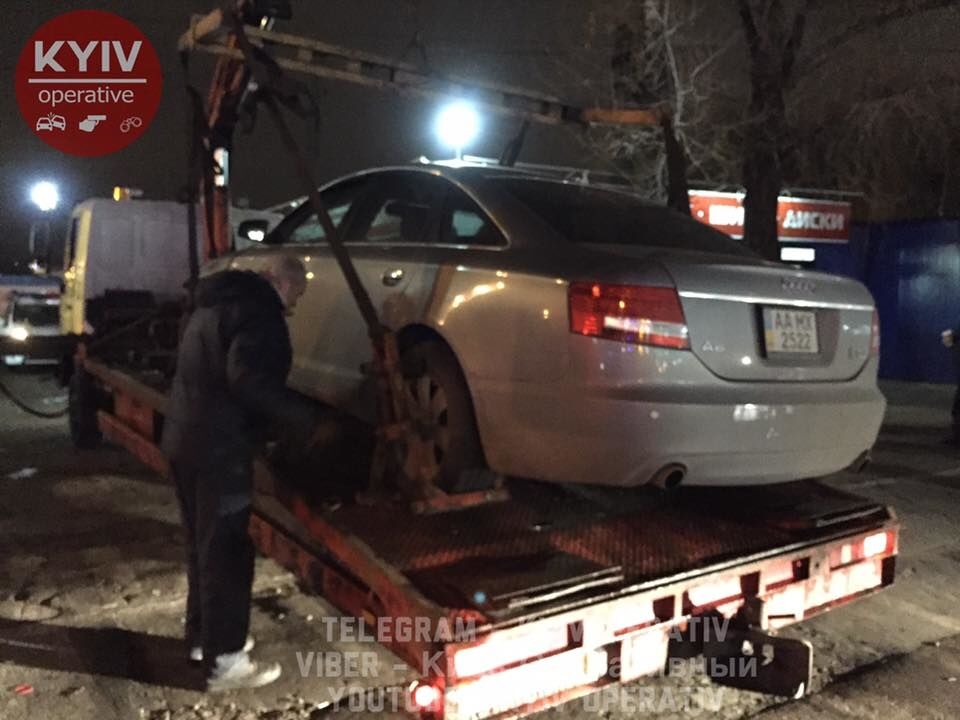 Разъезжал с пробитыми колесами: в Киеве поймали неадекватного водителя. Видеофакт
