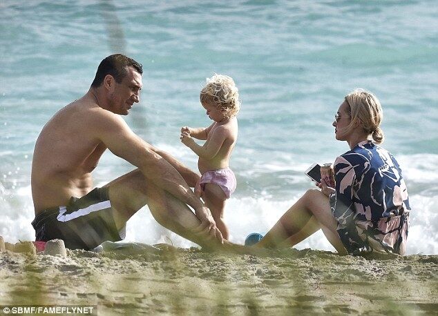 Щасливий Кличко з дружиною і дочкою відпочили в Майамі