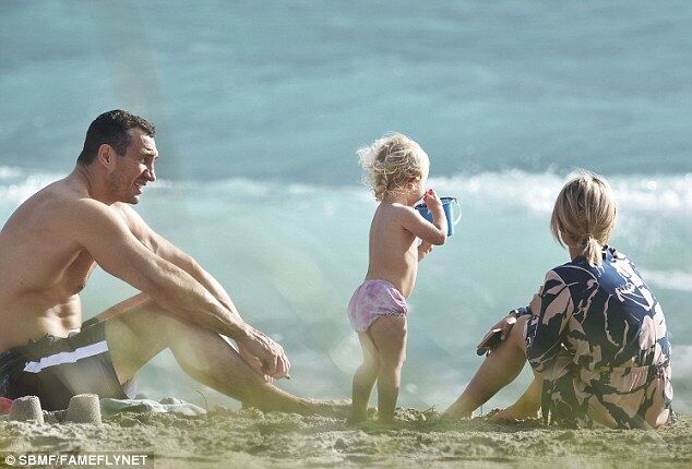 Счастливый Кличко с женой и дочерью отдохнули в Майами: опубликованы фото