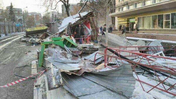 У Києві посеред ночі рознесли базар біля метро