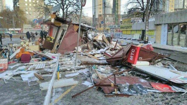 В Киеве посреди ночи разнесли базар возле метро: опубликованы фото погрома
