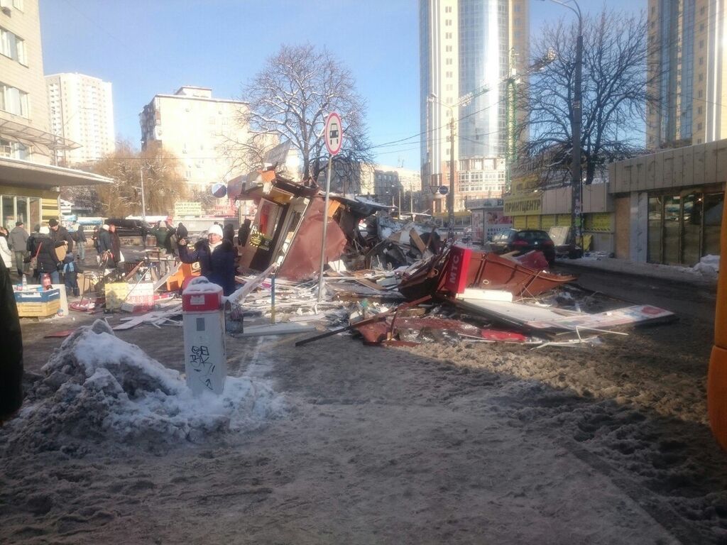 В Киеве посреди ночи разнесли базар возле метро: опубликованы фото погрома