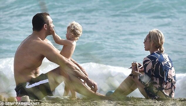 Щасливий Кличко з дружиною і дочкою відпочили в Майамі