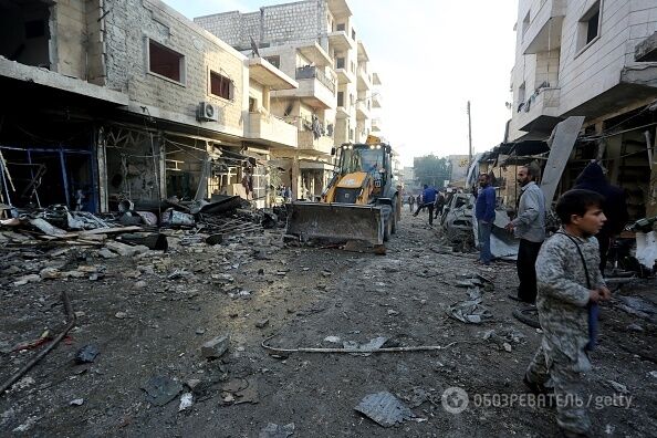 В Сирии по подконтрольному повстанцам Идлибу нанесли авиаудары: более 70 жертв