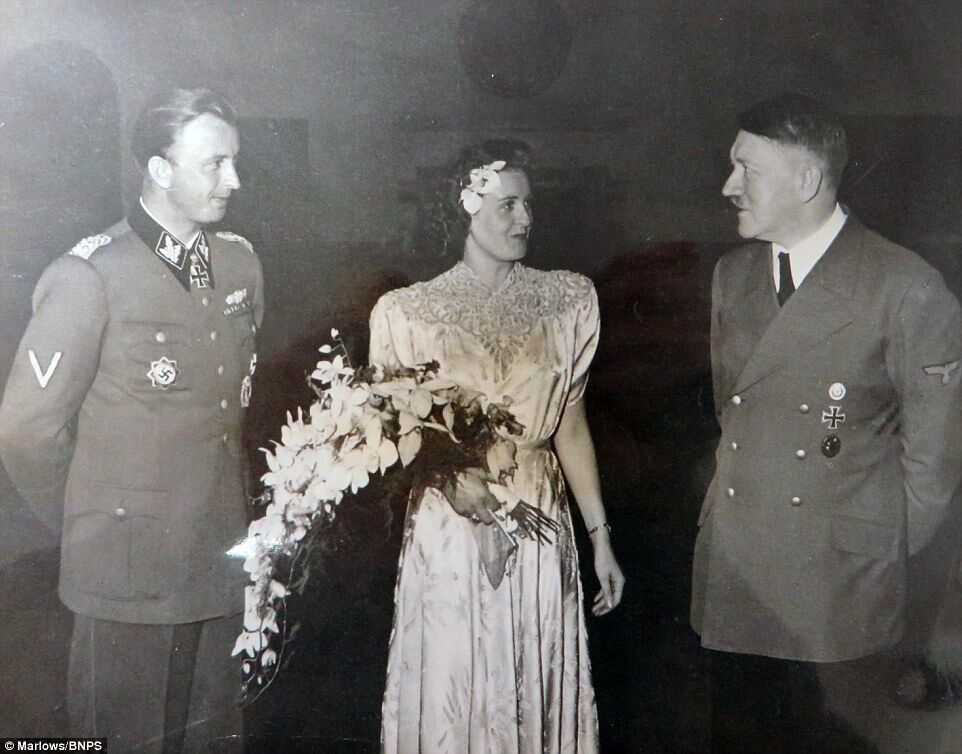 В сети обнародовали уникальные фото Гитлера со свадьбы