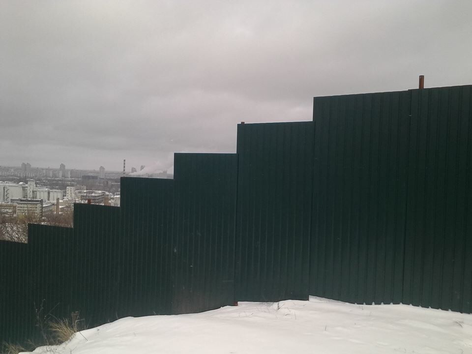 В Киеве гору Щекавица оградили двухметровым забором: опубликованы фото