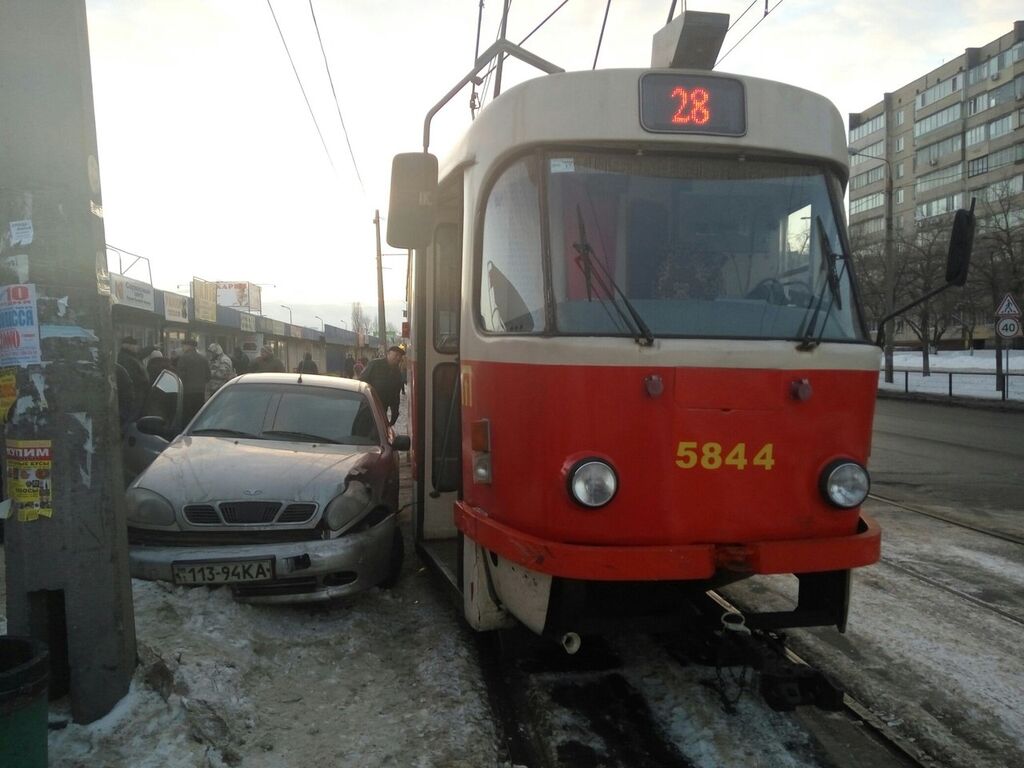 В Киеве трамвай с пассажирами попал в ДТП: опубликованы фото