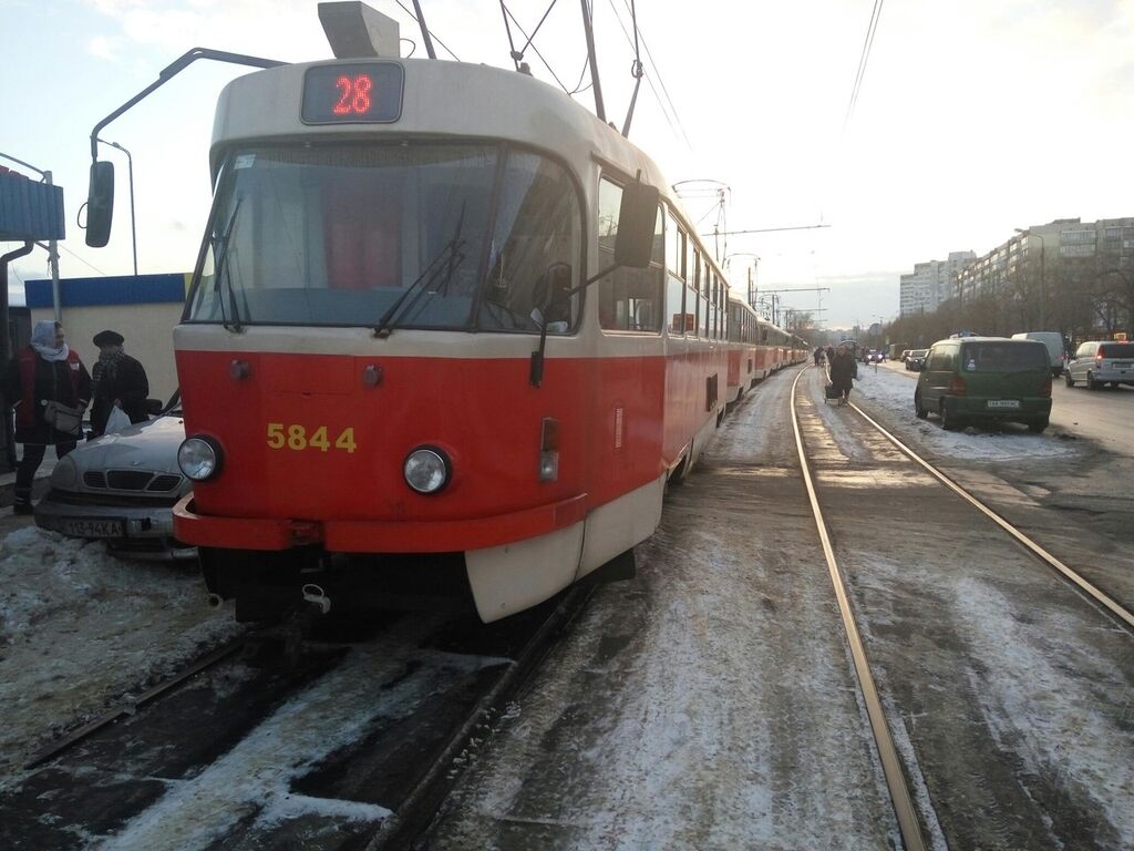 В Киеве трамвай с пассажирами попал в ДТП: опубликованы фото