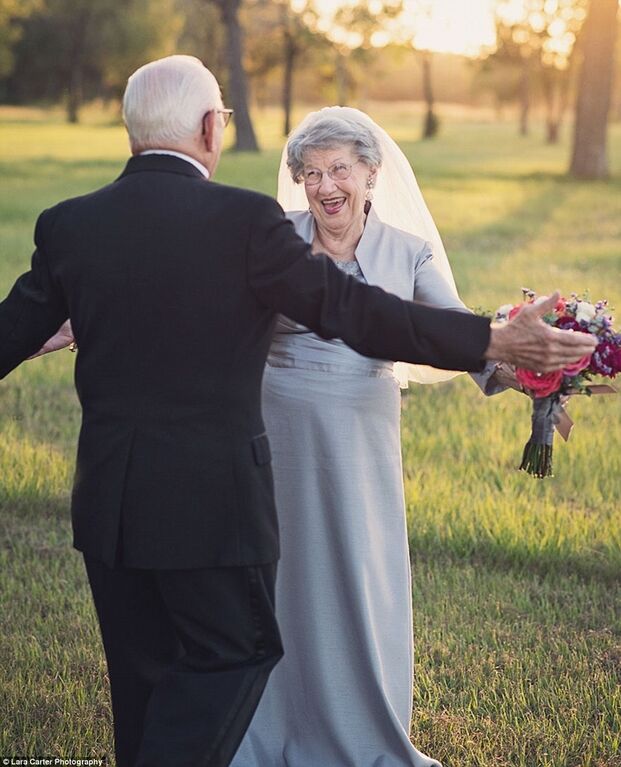 Пожилая пара умилила сеть свадебной фотосессией после 70 лет жизни в браке