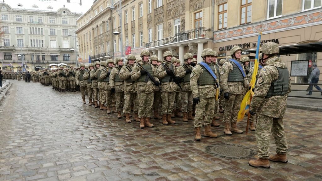 По Львову прошел шикарный парад "Марш защитников Украины"