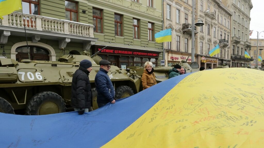 По Львову прошел шикарный парад "Марш защитников Украины"