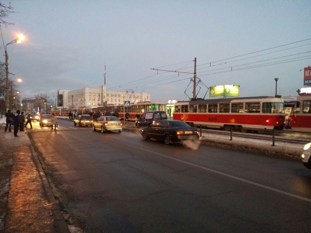 В Киеве трамвай с пассажирами попал в ДТП: опубликованы фото