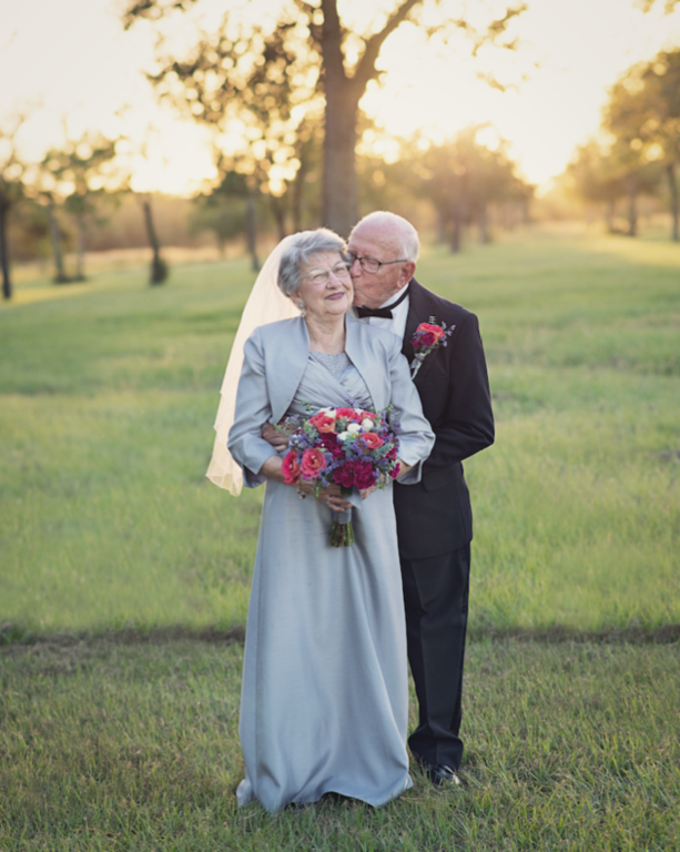 Пожилая пара умилила сеть свадебной фотосессией после 70 лет жизни в браке