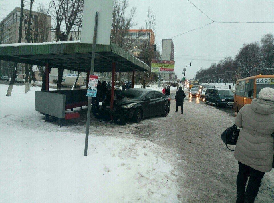 У Києві автомобіль протаранив зупинку