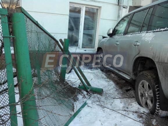 В Киеве джип протаранил забор и врезался в здание
