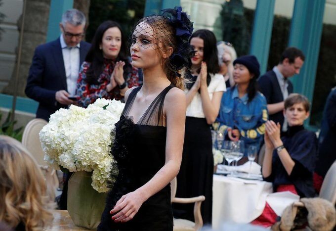 Дочь известного актера стала главной звездой показа Chanel в Париже