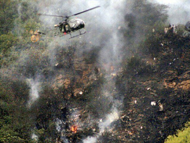 Появились первые фото с места разбившегося самолета в Пакистане