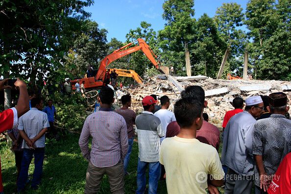 Масштабные разрушения и спасательные операции: появились снимки из Индонезии после землетрясения