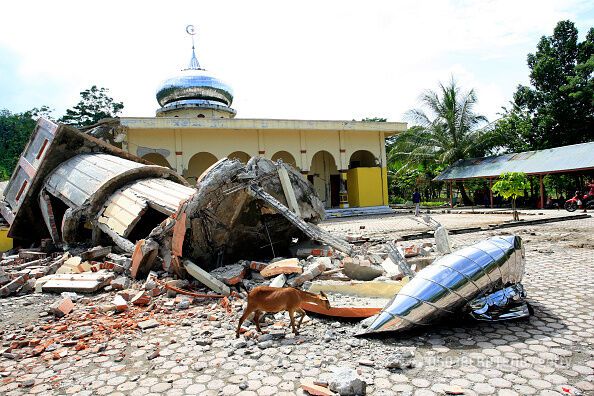Масштабные разрушения и спасательные операции: появились снимки из Индонезии после землетрясения