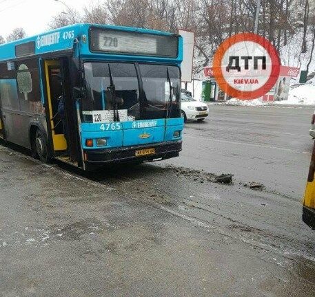 В Киеве гололед спровоцировал массовые ДТП