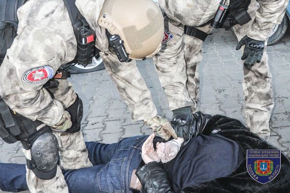 Погоня зі стріляниною: одеські поліцейські затримали озброєних злочинців