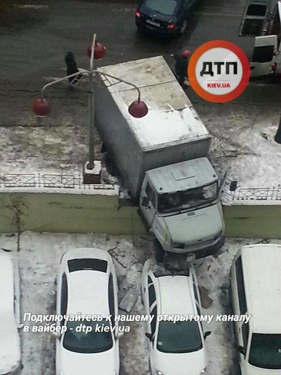 В Киеве грузовик завис на бетонном ограждении: опубликованы фото 