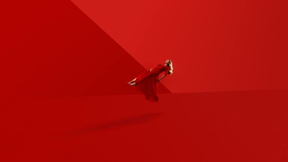 Тина Кароль в новом клипе восхитила фанов роскошным образом в красном