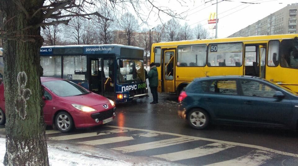 День масових аварій: опубліковані фото наслідків серії ДТП у Львові