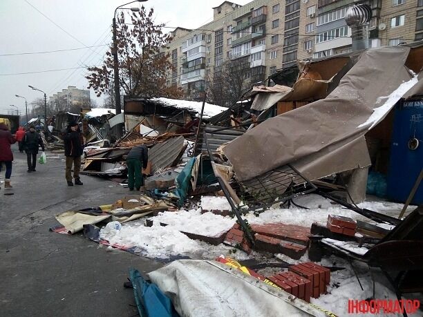 В Киеве бульдозером разгромили киоски на рынке: опубликованы фото 