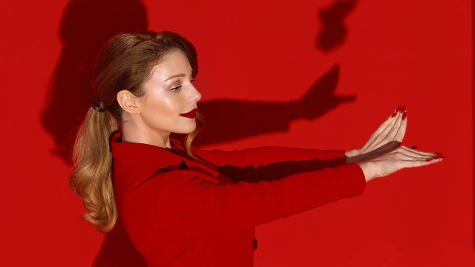Тина Кароль в новом клипе восхитила фанов роскошным образом в красном