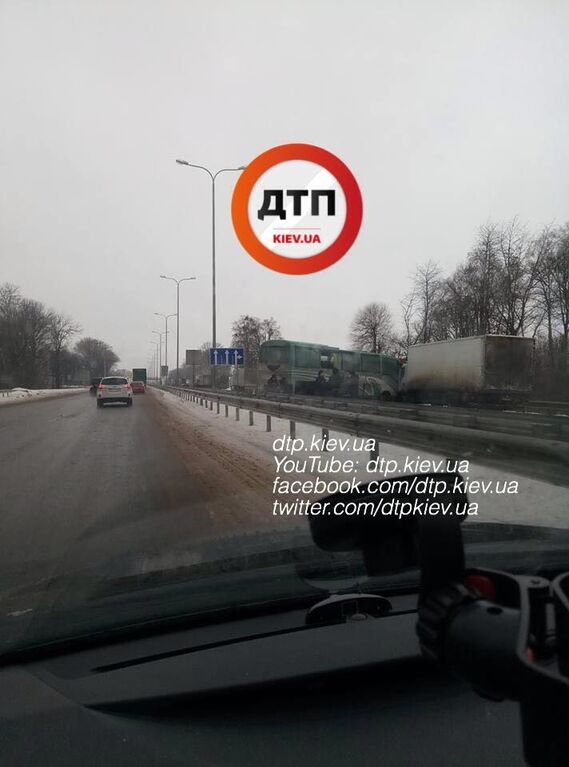 Под Киевом фура столкнулась с автобусом: опубликовано фото