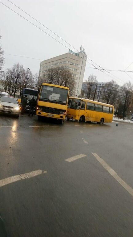 День масових аварій: опубліковані фото наслідків серії ДТП у Львові