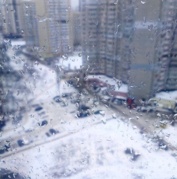 Зимний дождь в Киеве: в соцсети появились "обледеневшие фото"