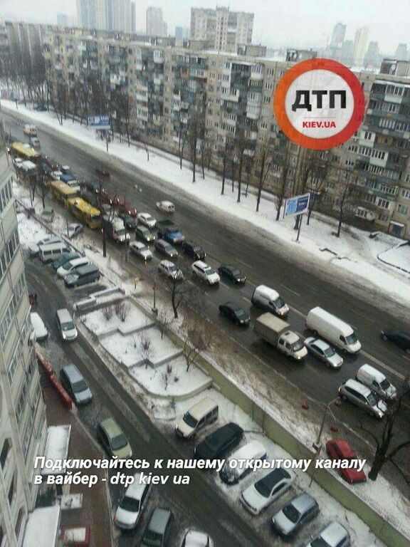 У Києві вантажівка зависла на бетонній огорожі