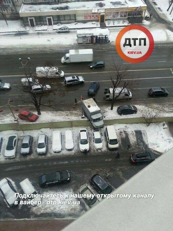 У Києві вантажівка зависла на бетонній огорожі
