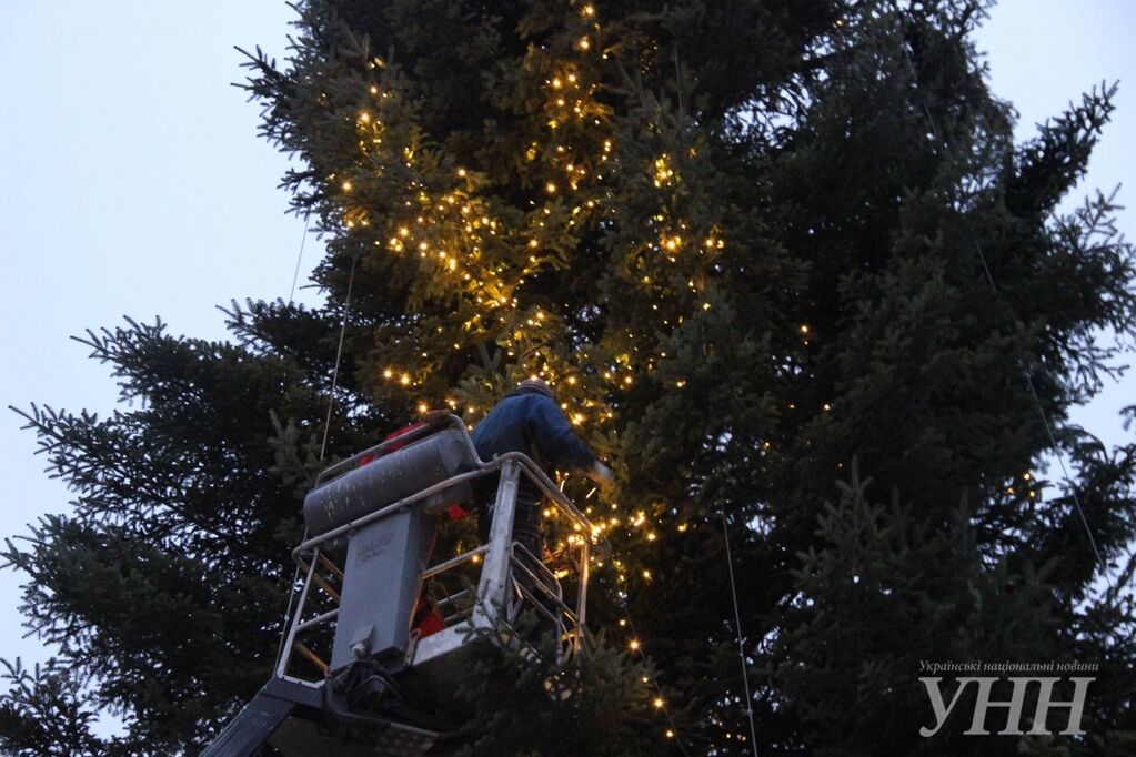Новый год к нам мчится: в Киеве начали украшать главную елку страны