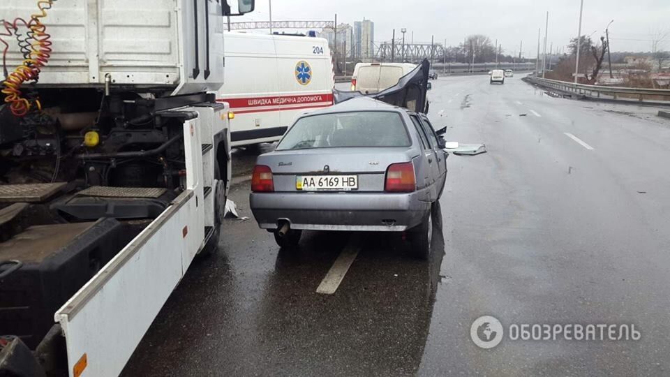 У Києві фура знищила легковик, є загиблий