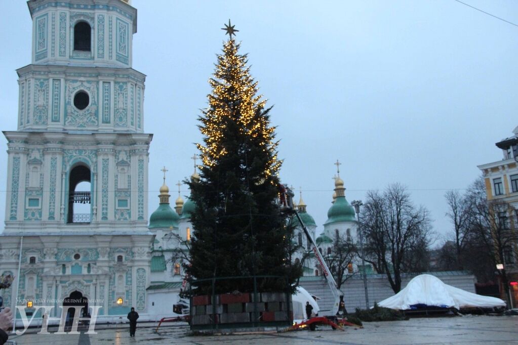 Новий рік до нас мчить: у Києві почали прикрашати головну ялинку країни