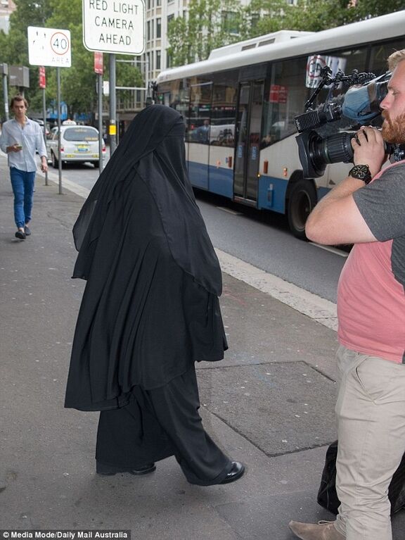 В Австралии жене террориста ИГИЛ грозит тюрьма из-за отказа снять паранджу