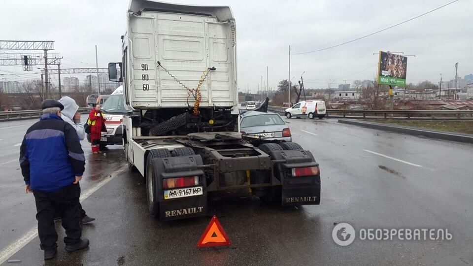 В Киеве фура уничтожила легковушку, есть погибший. Опубликованы фото 