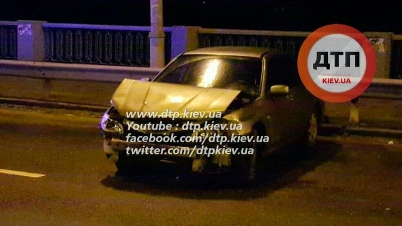 В Киеве Subaru снесла 40 метров отбойника: фото с места событий