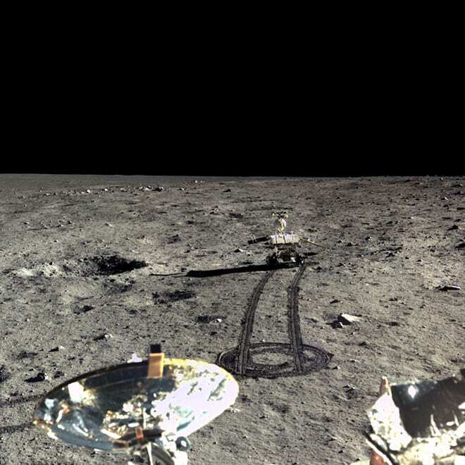Опубликованы первые цветные фото с поверхности Луны