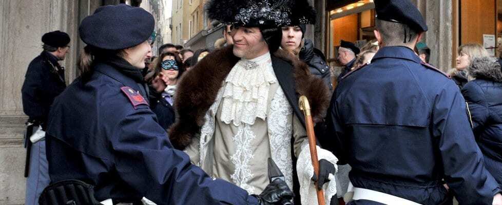 Строгие меры: на карнавале в Венеции полиция просила гостей снимать маски