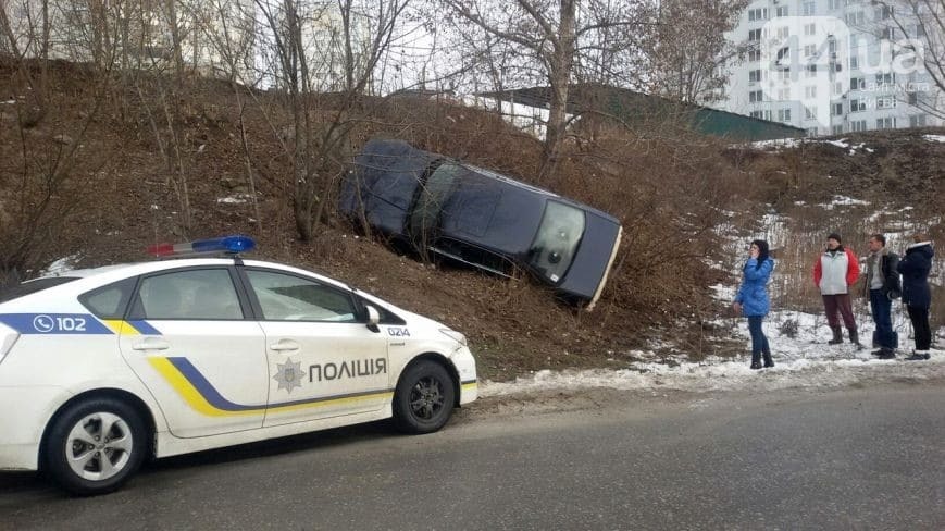 ДТП в Киеве: BMW на повороте отлетел в насыпь