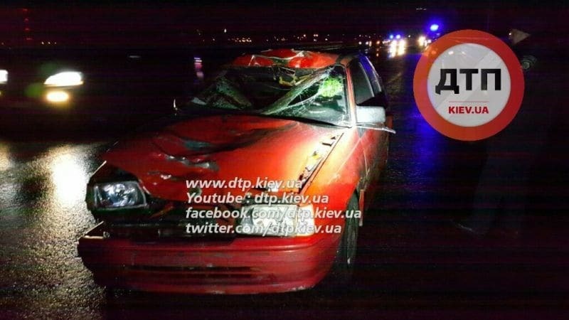ДТП у Києві: на Дарницькому мосту чоловік кинувся під колеса Opel