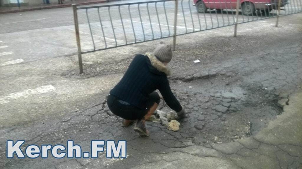 Путин, введи асфальт: в Керчи водитель сама заделала яму на дороге